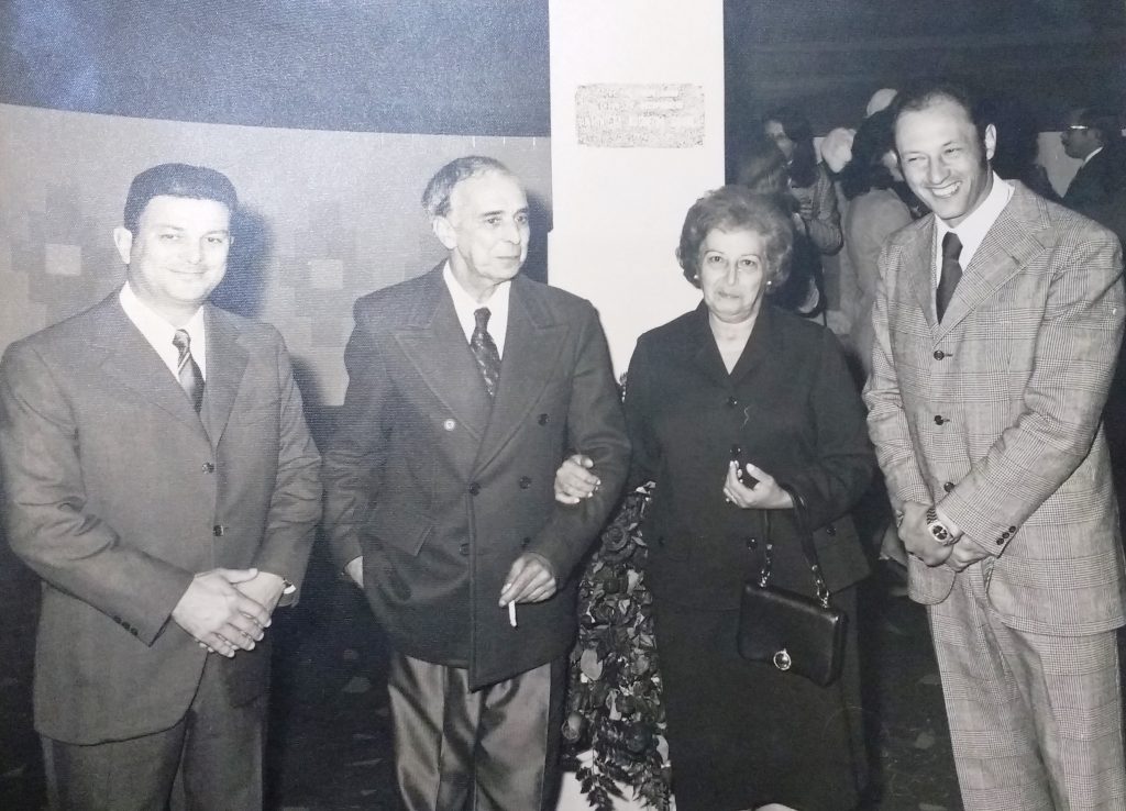 Foto apresentando Dona Antonieta Nogueira Soares com líderes municipais