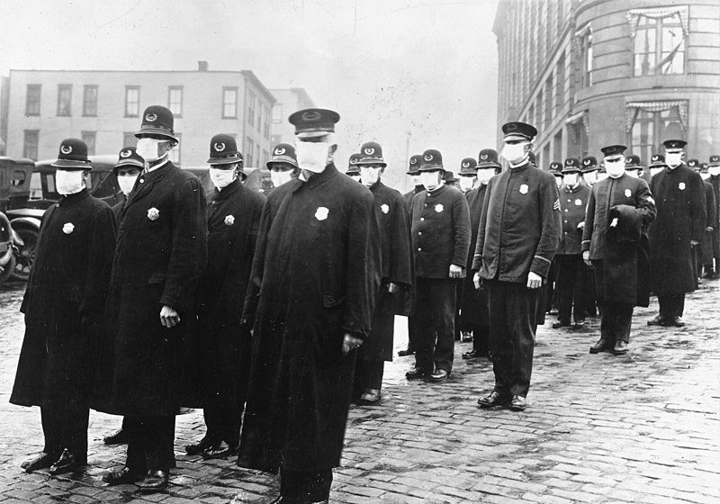 imagem de policiais durante pandemia