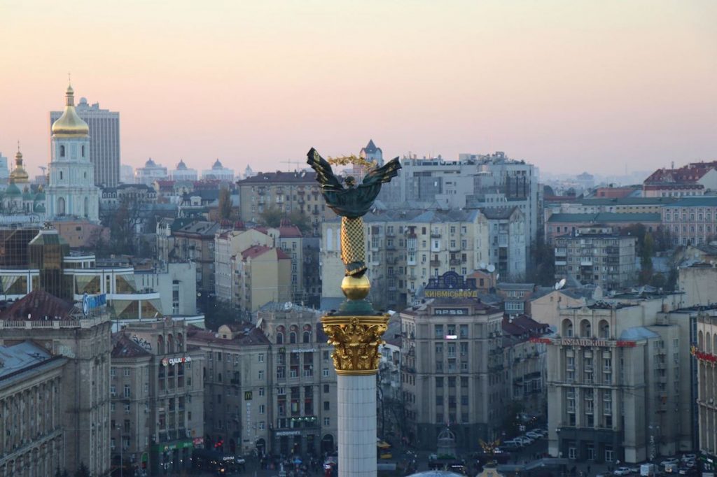 Destruição nos arredores de Kiev projeta futuro da capital caso Rússia consiga invadir