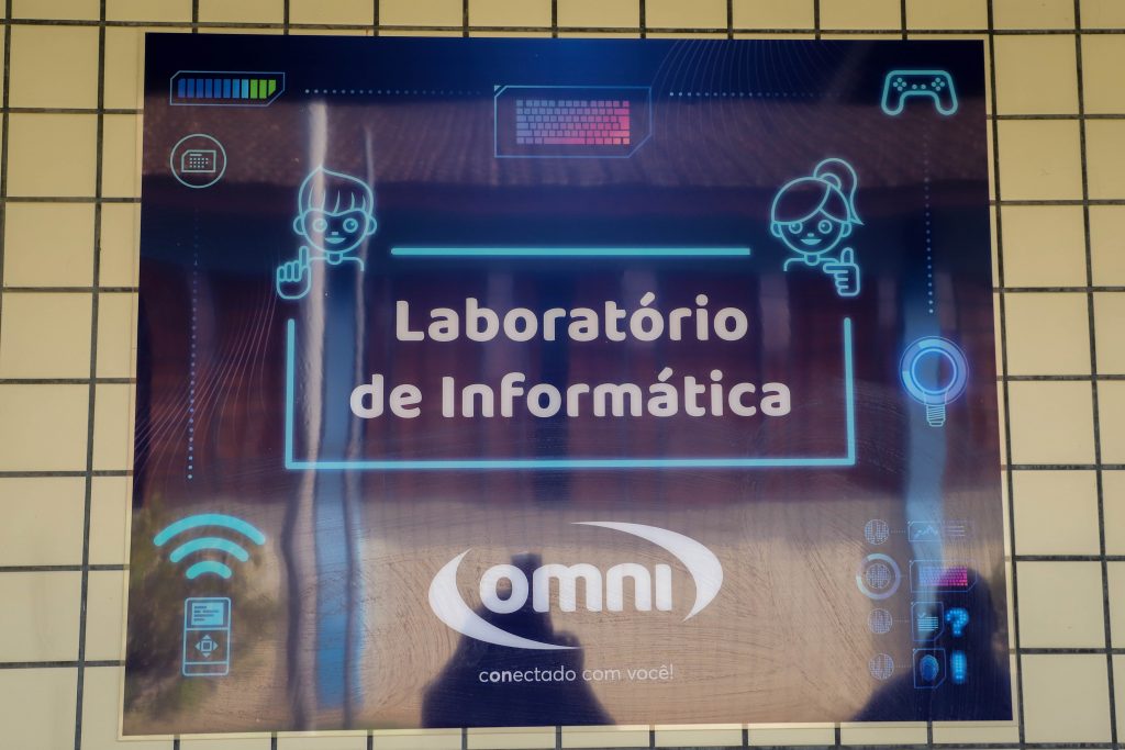 Escola Municipal Profª Maridalva de Fátima Palamar recebe laboratório de informática