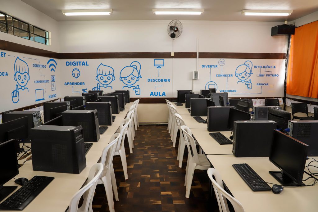 Escola Municipal Profª Maridalva de Fátima Palamar recebe laboratório de informática