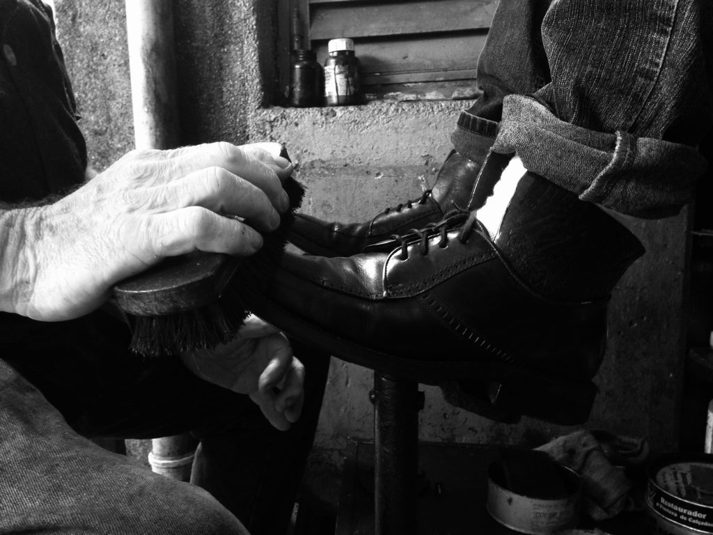 Crônica: "Posso engraxar seus sapatos, juiz?"