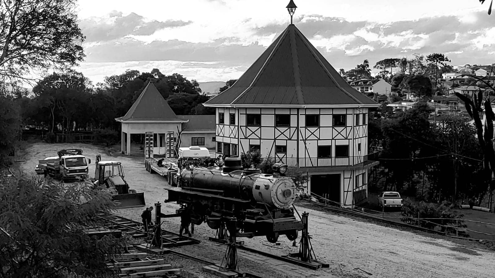Da ferrovia resta apenas a Estação, a ponte de ferro e a locomotiva 310