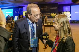 Jamily Durant, repórter mirim de rádio catarinense, encanta ouvintes
