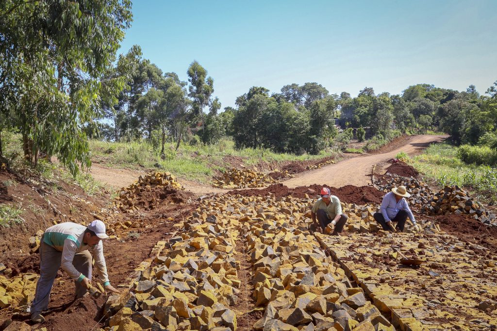 Paraná investe R$ 304 milhões na pavimentação de 1.000 km de estradas rurais 
