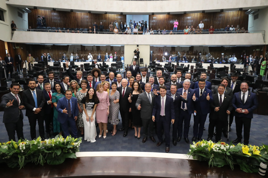 Deputados estaduais, federais e senadores tomam posse