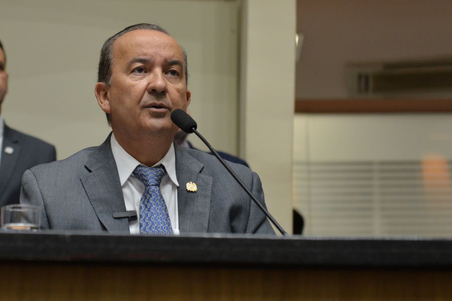 Jorginho Mello entrega Projeto de Lei que cria o Universidade Gratuita