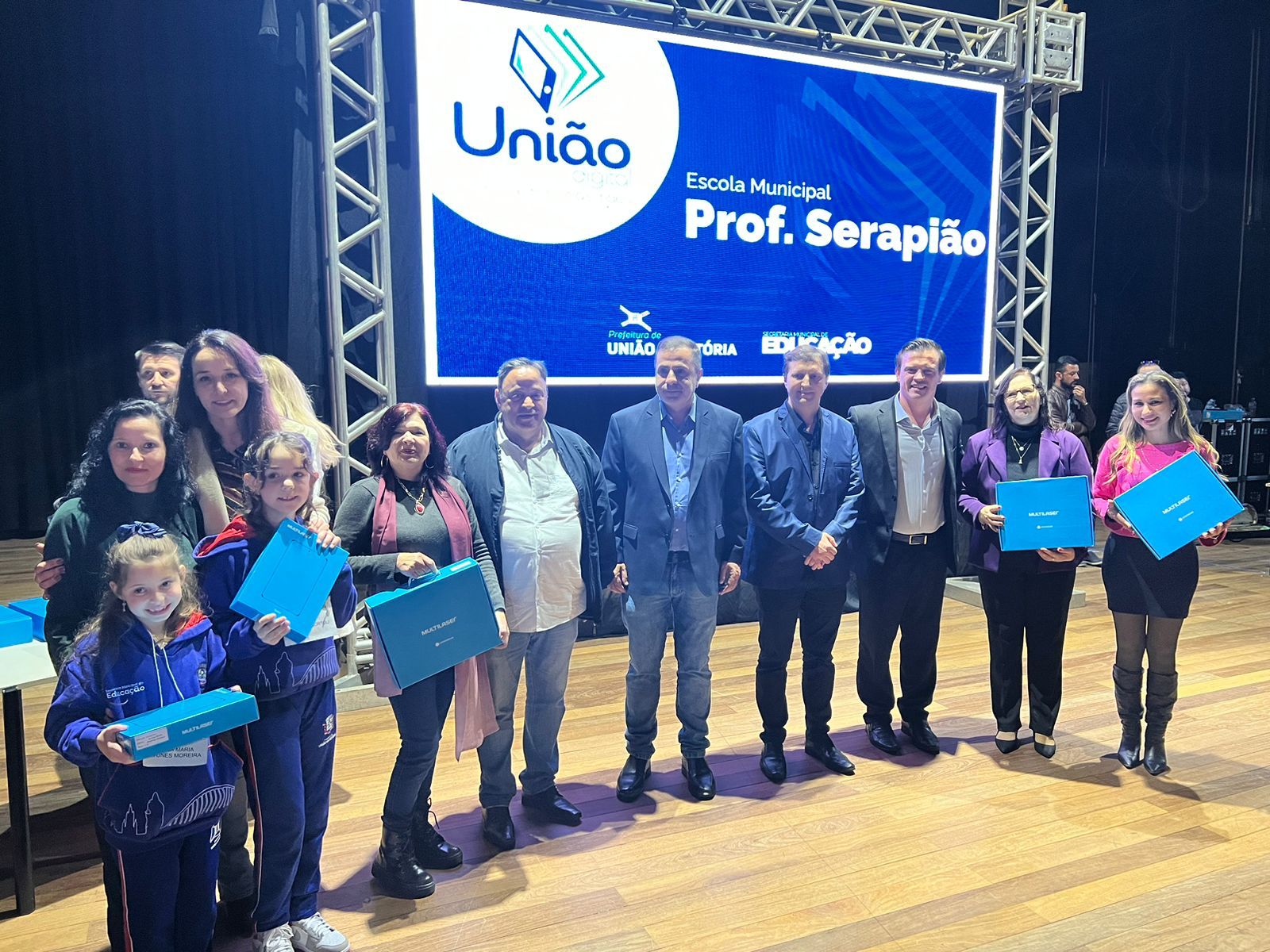 Hussein Bakri destaca avanço tecnológico na educação de União da Vitória em entrega de 4 mil tablets