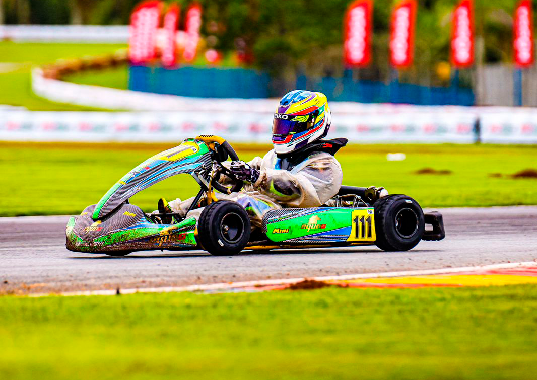 Criança do Vale do Iguaçu é o 10º melhor piloto mirim de kart do Brasil