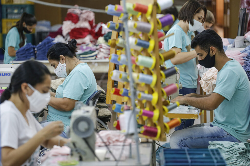 Paraná lidera criação de empregos para mulheres e jovens via rede Sine no 1º semestre