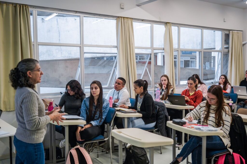Universidade Gratuita segue seu cronograma
