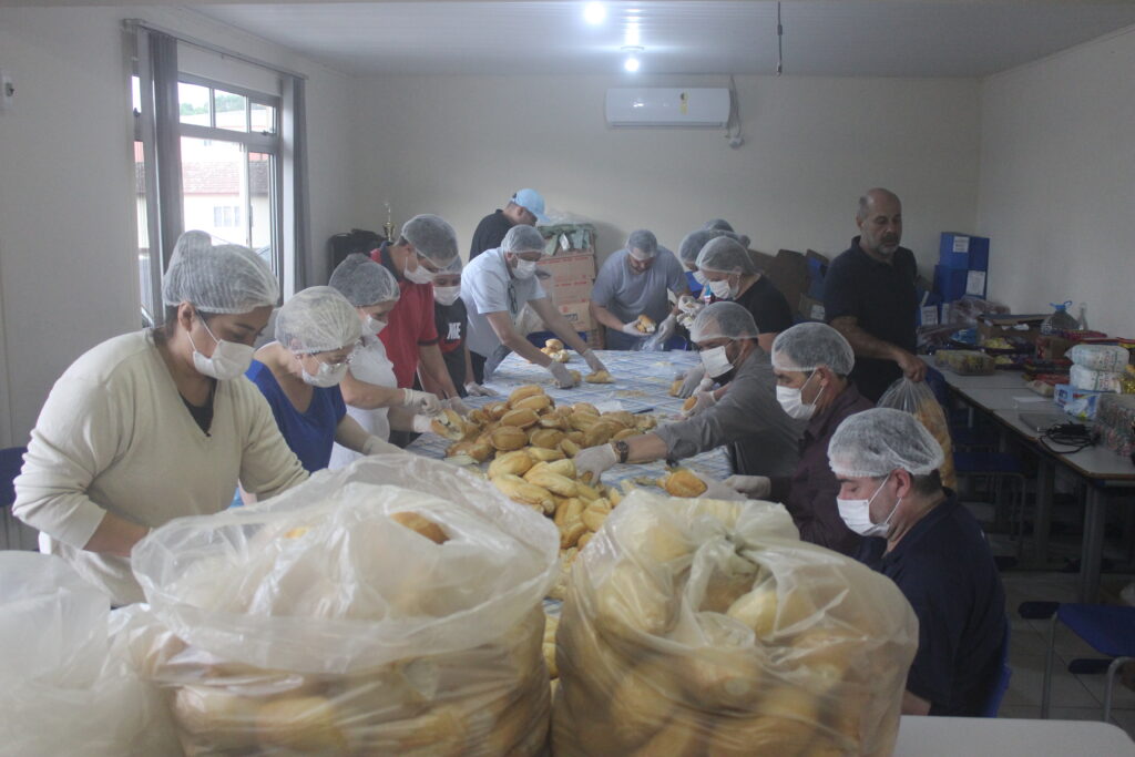 Voluntários criam Batalhão do Bem para distribuir café da manhã para alojados