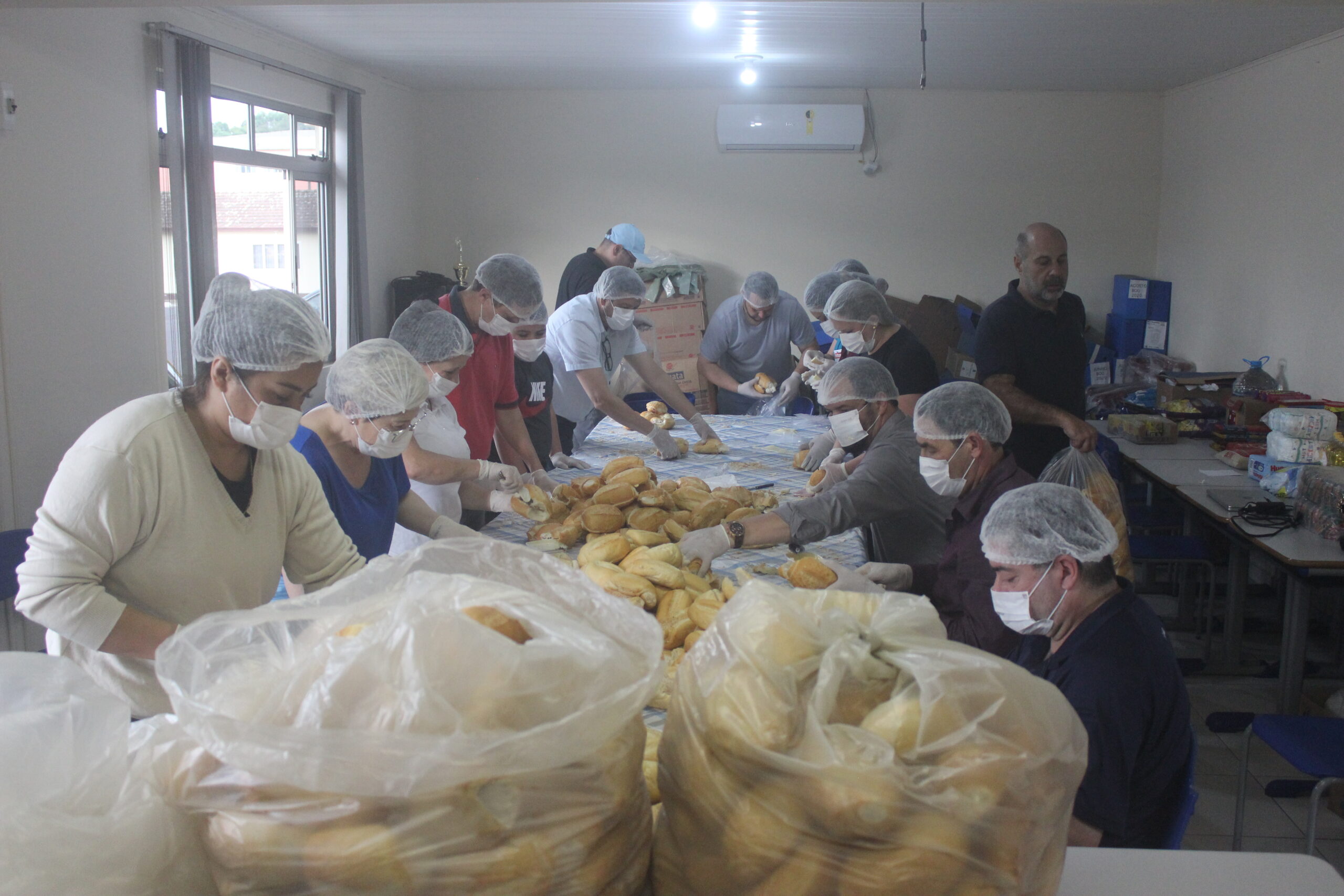 Voluntários criam Batalhão do Bem para distribuir café da manhã para alojados