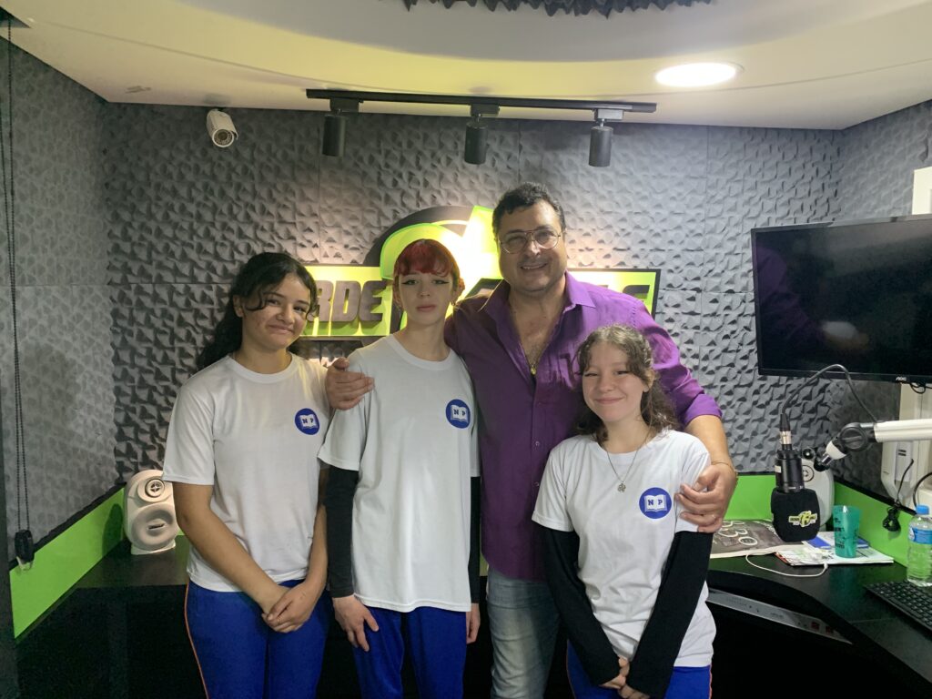 Alunas da escola Nilo Peçanha recebem premiação do VcPodeCast