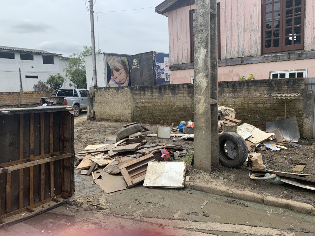 Moradores do Vale do Iguaçu começam limpeza após a enchente