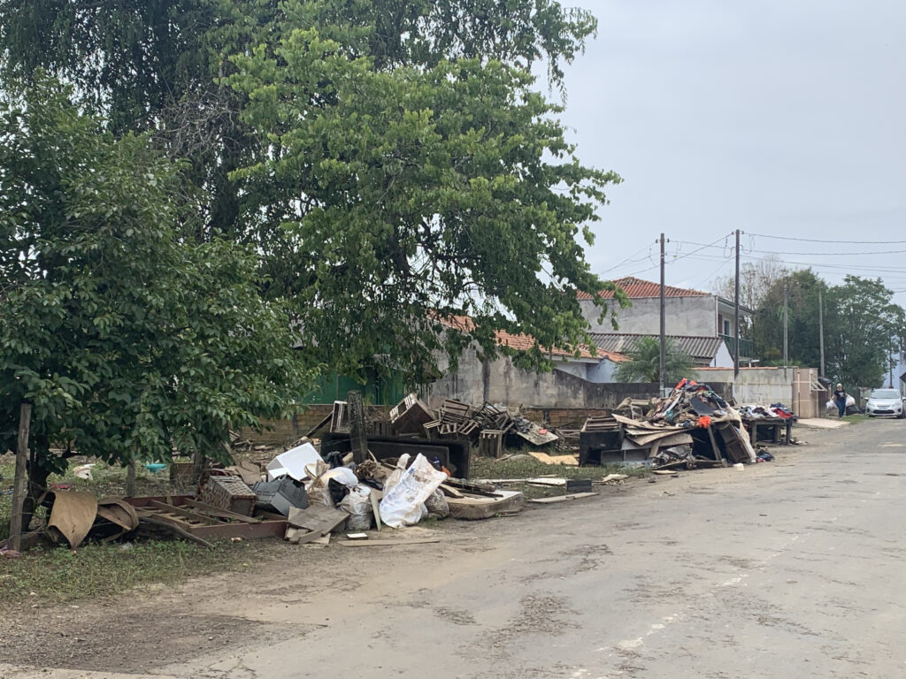 Moradores do Vale do Iguaçu começam limpeza após a enchente