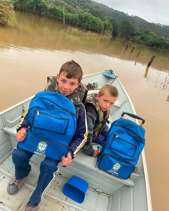 Pai transportava filhos de barco para não perderem aula