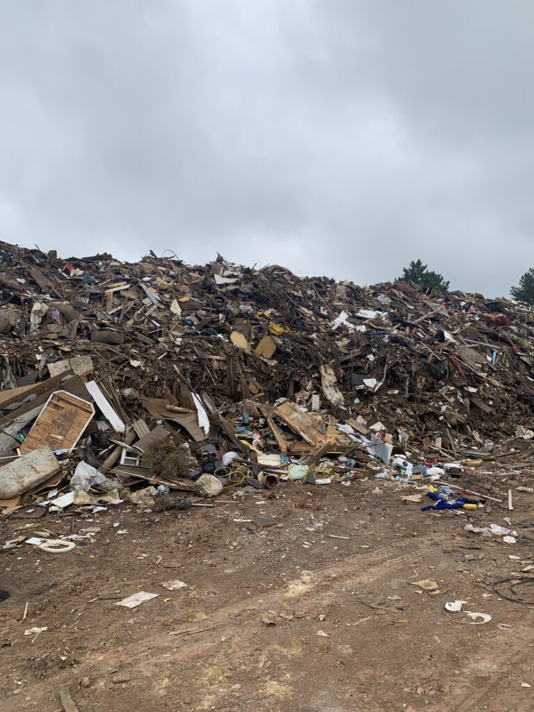 Pilha de entulhos mostra tamanho da destruição causada pela enchente