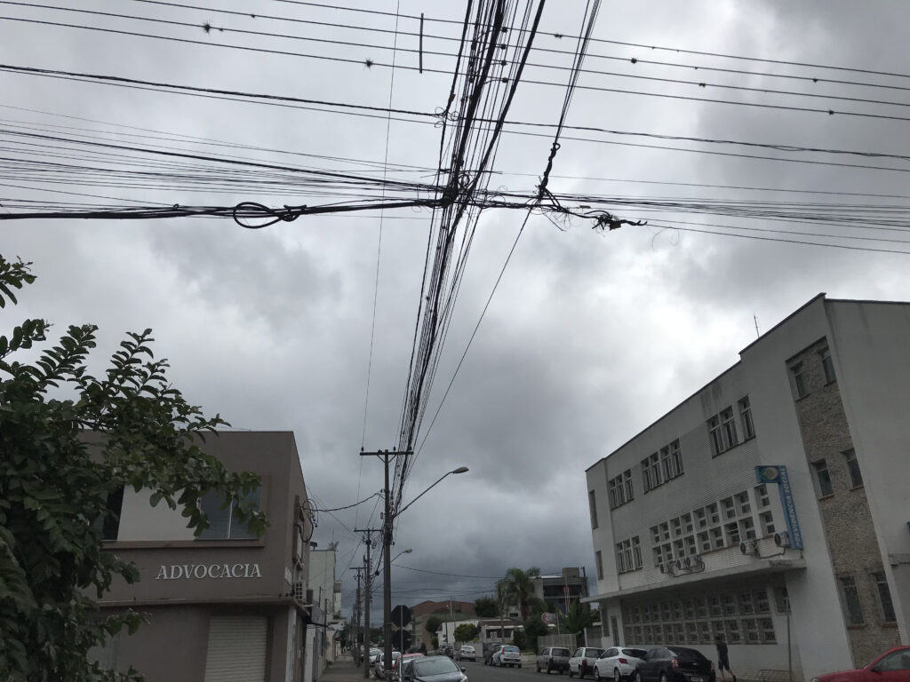 De quem é a responsabilidade sobre os cabos soltos pela cidade?