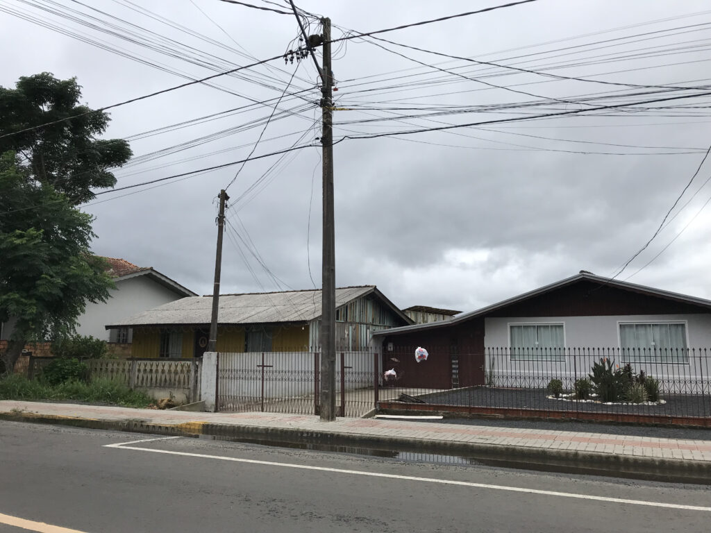 De quem é a responsabilidade sobre os cabos soltos pela cidade?