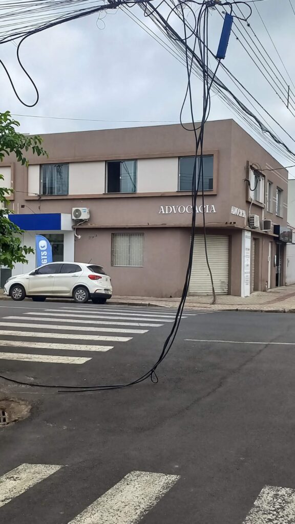 De quem é a responsabilidade sobre os cabos soltos pela cidade?