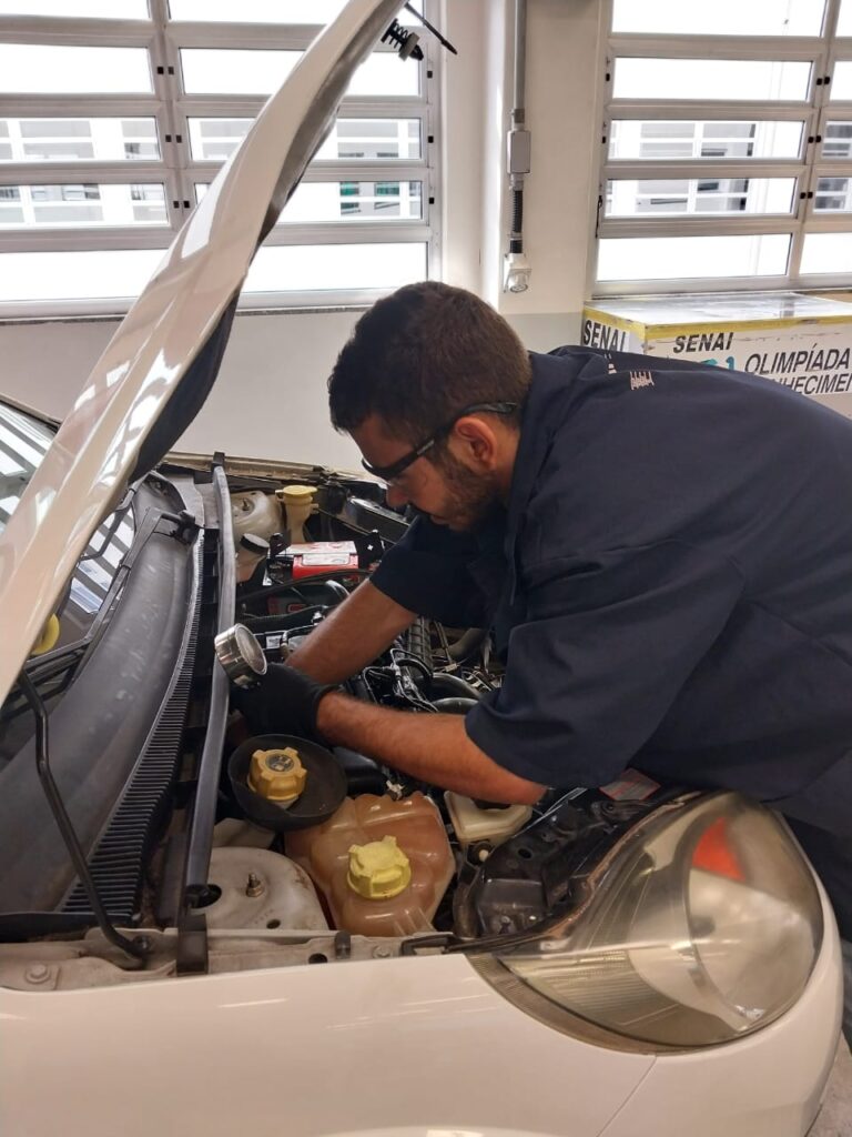 Morador de União da Vitória recebe certificado de excelência em Tecnologia Automotiva