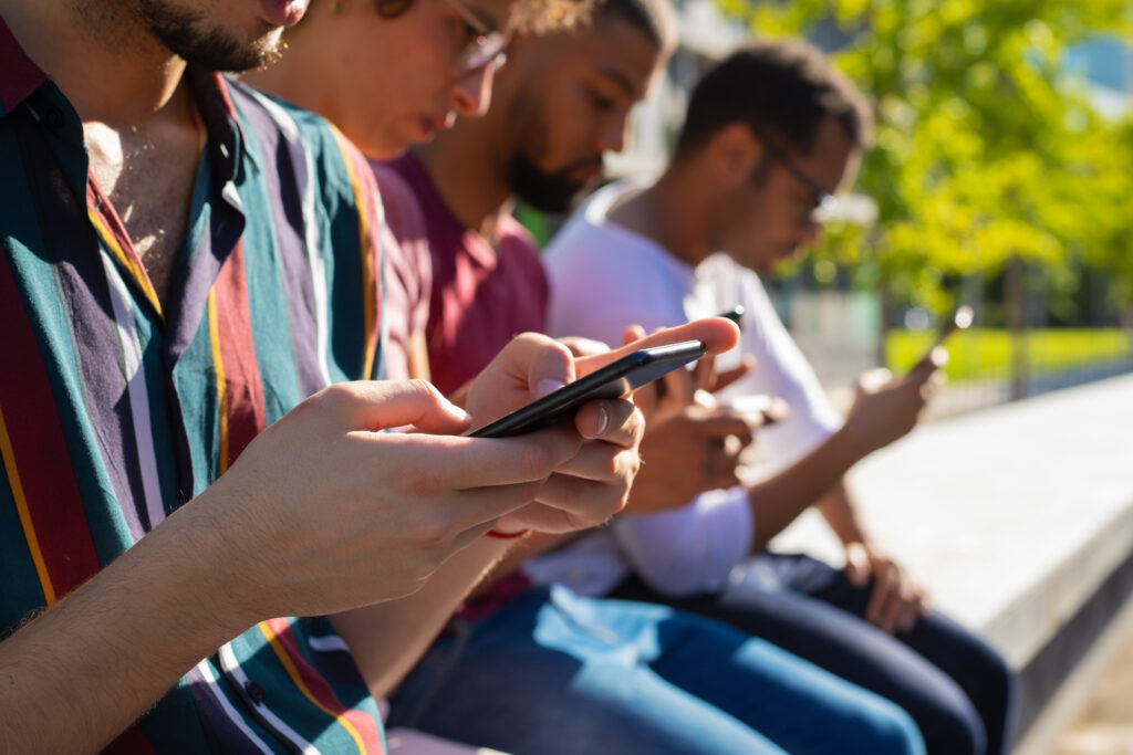 Governos começam a proibir celulares nas escolas; moda deveria pegar?