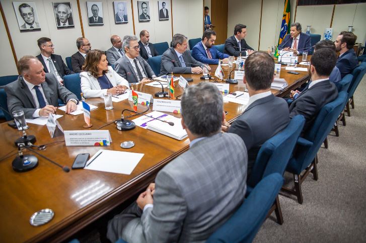 COLUNA PELO ESTADO: Menos juros, mais educação