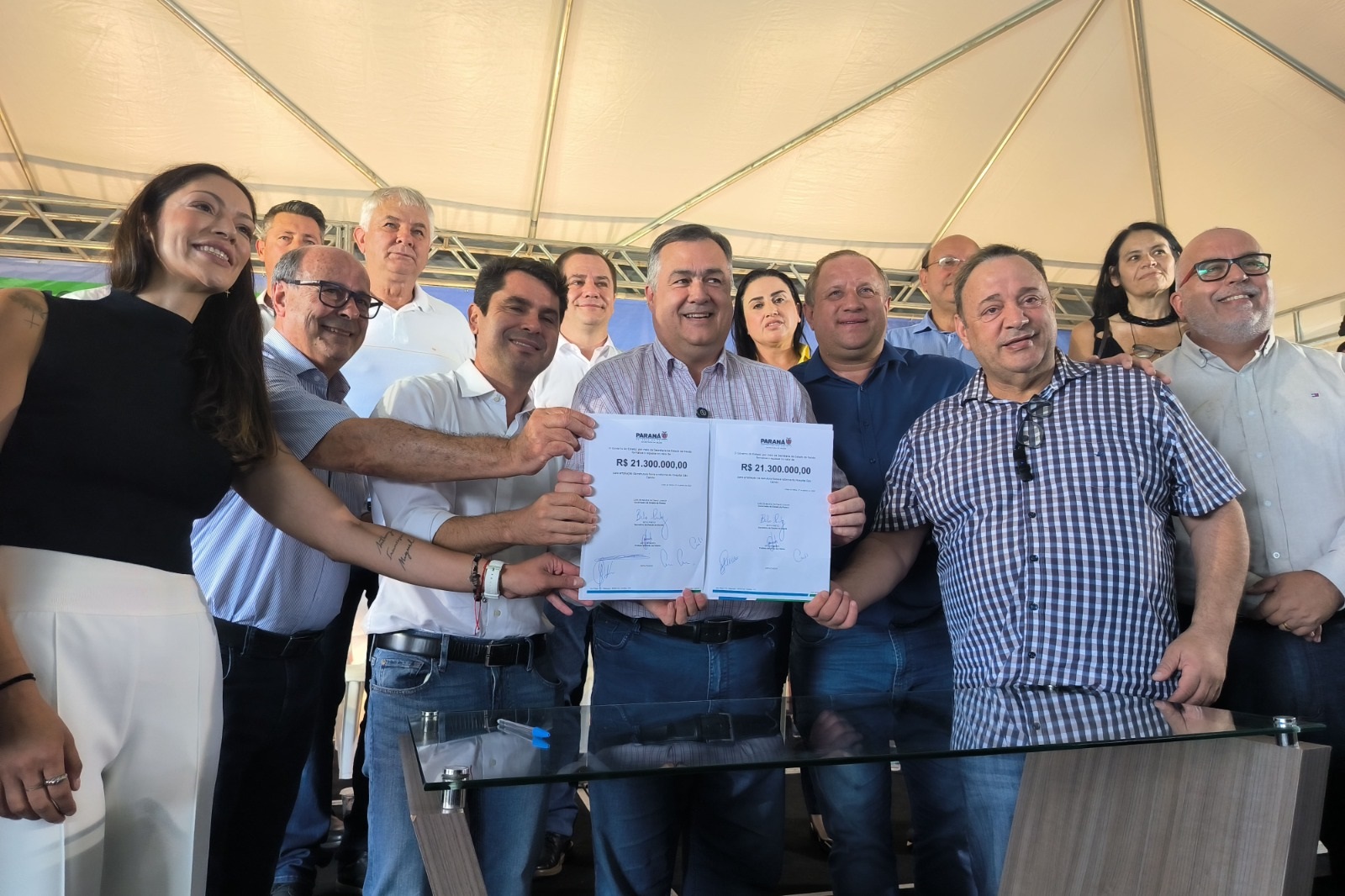 O Hospital São Camilo e a Associação de Proteção à Maternidade e à Infância (APMI, dois hospitais localizados na região Sul do Estado, receberão ao todo R$ 29,7 milhões em recursos do Estado para reformas e melhorias. O Hospital Regional São Camilo foi beneficiado com um investimento de R$ 21,3 milhões para uma ampla reforma e ampliação. Já o Hospital APMI recebeu R$ 6,4 milhões para a reforma e ampliação de seu centro cirúrgico, outros R$ 2 milhões foram destinados à compra de equipamentos para o setor de tomografia. Prorrogado O Ministério da Agricultura e Pecuária (Mapa) anunciou que o prazo para envio de sugestões à consulta pública sobre a importação de tilápias será prorrogado por mais 60 dias. A abertura da consulta ocorreu no dia 10 de dezembro de 2024, com data-limite até 10 de fevereiro deste ano. Agora, o novo prazo passa a ser 10 de abril. O Sistema FAEP, junto com outras entidades do setor, pediu a prorrogação, pois o tempo era considerado insuficiente para o debate. Paraná Festivais Foi lançado nesta semana o Programa Paraná Festivais. No lançamento foi anunciado o edital que irá apoiar 53 festivais com o valor investido de R$ 8.750.000.00. O objetivo principal do programa é fortalecer festivais e mostras da economia cultural paranaense a partir de capacitação de produtores. Energia Solidária O Programa Energia Solidária beneficiou mais de 330 mil famílias no Paraná no último ano. O programa é uma iniciativa do governo estadual, voltado às famílias de baixa renda com consumo mensal de até 150 kWh por residência. Aprovada em lei estadual em 2021, o programa tem se consolidado como uma das mais importantes políticas sociais do governo do Paraná, com um investimento anual de cerca de R$ 130 milhões. Sem voo A Azul Linhas Aéreas deixará em breve mais duas cidades sem serviço aéreo, ao cancelar dois voos de Campinas para o Paraná e Mato Grosso do Sul. No Paraná, a cidade afetada será Ponta Grossa. Em consulta ao site da Azul, os voos de Campinas (Viracopos) para Ponta Grossa não estão mais disponíveis a partir de 7 de março. Apertando o cerco A Alfândega da Receita Federal de Foz do Iguaçu apreendeu R$16.633.961,93 em mercadorias sem comprovantes de importação despachadas por empresas de e-commerce e transportadoras ao longo de 2024. A Alfândega alerta que em seu planejamento de operações para o ano de 2025 pretende aumentar significativamente o número de ações neste tipo de estabelecimento. Indenização Após 23 anos de disputa, um acordo judicial firmado entre o Ministério Público Federal (MPF), o Ministério Público do Estado do Paraná (MPPR) e a Petrobras foi homologado pela Justiça Federal do Paraná e decidiu como serão usados os R$ 90 milhões pagos pela estatal como indenização de um vazamento de óleo diesel na Serra do Mar, litoral do Paraná, em 2001. Indenização II Conforme a decisão, a maior parte do dinheiro será usada no projeto Monitora Litoral, que tem como objetivo estabelecer um sistema avançado de monitoramento, previsão e alerta para eventos meteorológicos extremos na região costeira do Paraná. Além disso, será feita uma caracterização ambiental detalhada das bacias hidrográficas costeiras, para identificar mais precisamente áreas vulneráveis a riscos ambientais. Menor Preço O aplicativo Menor Preço, do Governo do Paraná, pode ajudar o consumidor a encontrar os postos de gasolina com os valores mais em conta. A plataforma pode ser baixada de graça e compara preços de qualquer tipo de produto, em estabelecimentos dos 399 municípios do estado. As informações são atualizadas em tempo real toda vez que um estabelecimento realiza uma venda, com base nas emissões de nota fiscal. Carnaval 2025 Para abrir a programação de carnaval 2025, o Sesc da Esquina promove no sábado (22), das 14h às 18h, a terceira edição do Gritinho de Carnaval – uma folia para toda a família brincar. Estão programados desfiles de fantasia, camarim de pintura facial, diversas oficinas temáticas, como de mini estandartes carnavalescos, máscaras de carnaval e de criação de brinquedos. Mais informações podem ser obtidas pelo telefone (41) 3259-1350. Duplicação A Assembleia Legislativa do Paraná vai trabalhar pela duplicação da PR 218 entre Sabáudia e Astorga, levando ao Governo do Estado o pedido de lideranças políticas, empresariais e da comunidade de diversos municípios do Norte do Paraná que apontam a obra na rodovia como essencial para a segurança da população e o fomento ao desenvolvimento econômico regional. O deputado estadual Tercílio Turini e a prefeita de Astorga Suzie Pucillo solicitaram atenção especial do presidente Alexandre Curi, que se dispôs a conversar com secretários e o governador Ratinho Junior para incluir a obra rodoviária no cronograma de investimentos em infraestrutura. Coluna publicada simultaneamente em 20 jornais e portais associados. Saiba mais em www.adipr.com.