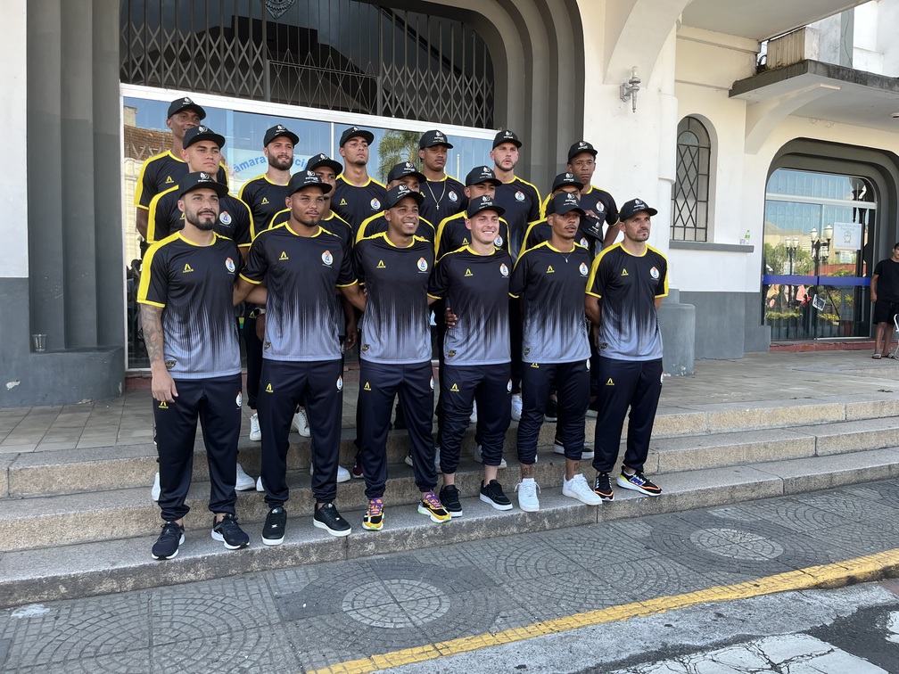 Iguaçu apresenta novos uniformes e atletas para a temporada
