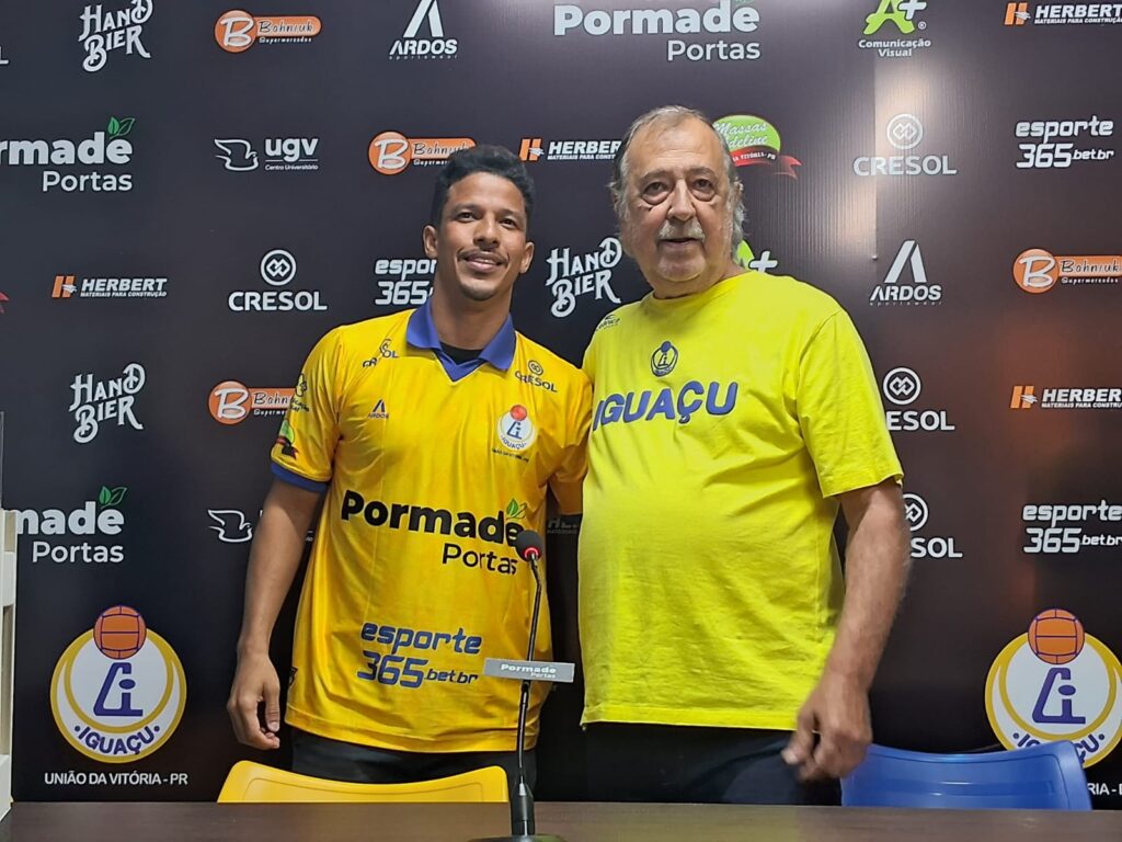 Nixon, ex-Flamengo, é apresentado oficialmente pelo Iguaçu