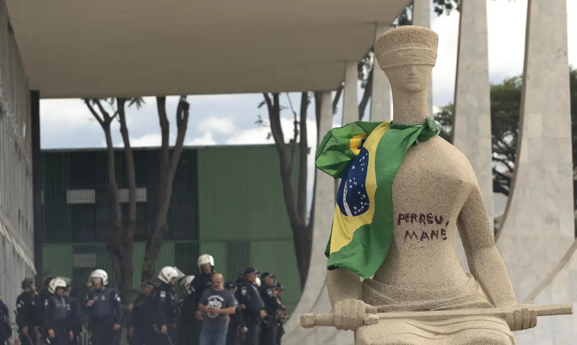 Juízes carrascos, advogados malabaristas e o batom na estátua