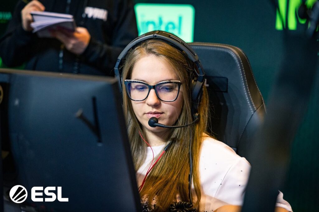 União-vitoriense Izaa Galle conquista topo do mundo em campeonato de CS2