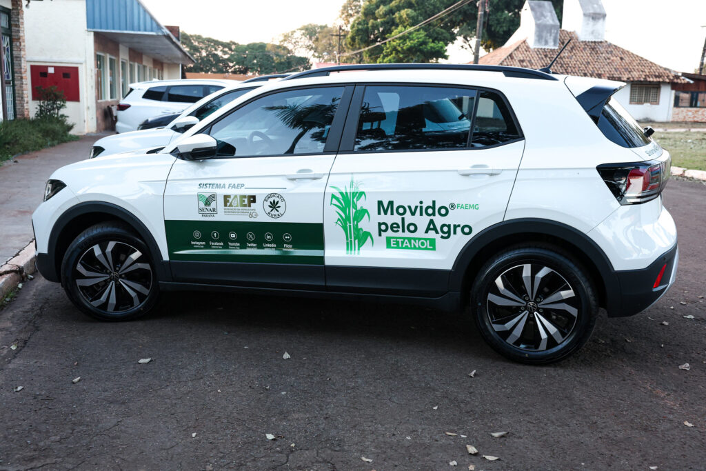 O Paraná lançou o programa “Movido pelo Agro” para incentivar o uso do etanol, um combustível sustentável que visa reduzir a emissão de gás carbônico. A iniciativa do Sistema FAEP destaca a importância do agronegócio na promoção da sustentabilidade e no futuro ambiental do estado. Cadeia produtiva Com a produção de etanol baseada em cana-de-açúcar e milho, o programa “Movido pelo Agro” reforça a cadeia produtiva paranaense, gerando mais de 30 mil empregos. O etanol reduz em 89% a emissão de gases do efeito estufa em comparação com a gasolina, impulsionando a preservação ambiental. Escalada tributária A Coalizão das Frentes Parlamentares Produtivas, que reúne 19 frentes do setor, criticou duramente as propostas do governo como alternativa ao IOF, classificando-as como “manobra para disfarçar a escalada tributária”. O deputado Pedro Lupion alertou: “O setor produtivo não aguenta mais”. Desde 2023, foram 24 aumentos ou criações de impostos — uma nova alta a cada 37 dias. Sufoco Para Lupion, o caminho está longe do aumento de tributos. “Chega de novas cargas tributárias. O Brasil precisa de estabilidade e previsibilidade fiscal para crescer”, afirmou. A coalizão defende uma reforma administrativa urgente, com foco na eficiência e no corte de gastos. Parlamentares também criticaram a conivência de lideranças do Congresso com a política fiscal do governo. Troca de presentes O Procon-PR orienta que consumidores pesquisem preços, fiquem atentos aos prazos de entrega em compras online e verifiquem as políticas de troca de presentes em lojas físicas. A nota fiscal é essencial para qualquer eventual reclamação. Em caso de dúvidas, acesse os canais de atendimento do Procon-PR: https://www.procon.pr.gov.br/Pagina/Formas-de-Atendimento Construa Sul Curitiba sedia, nos dias 12 e 13 de junho, a primeira edição do Construa Sul, evento que reúne lideranças da construção civil dos três estados do Sul. A abertura contará com os governadores da região, reforçando a força do bloco no setor. Com 17,9% do PIB industrial e a menor taxa de desemprego do país, o Sul busca consolidar estratégias regionais para impulsionar obras, inovação e qualidade de vida. Melhor do Brasil O Hotel das Cataratas, em Foz do Iguaçu, foi eleito o melhor hotel do Brasil no ranking internacional Top 1000 Hotels 2025, do guia francês La Liste. Com nota 97.50, superou estabelecimentos renomados como o Copacabana Palace. A premiação reforça a posição de Foz como destino turístico de referência mundial. Conexão Empregabilidade O Governo do Paraná lançou a edição 2025 do programa Conexão Empregabilidade com a meta de alcançar 40 mil contratos de estágio. A iniciativa conecta alunos da rede estadual com o mercado de trabalho, em parceria com empresas e instituições como Senai e Senac. “Além de preparar para o trabalho, ajuda a evitar a evasão escolar”, destacou o vice-governador Darci Piana. Conexão Empregabilidade II Desde sua criação, o programa já garantiu mais de 23 mil estágios em 2025, promovendo capacitação e renda para jovens a partir dos 14 anos. O secretário Roni Miranda ressaltou que a proposta dá significado ao que é aprendido em sala. Parcerias com prefeituras, como a de Araucária, ampliam o alcance regional do projeto. IA para diagnósticos O estudante Nuno Miguel Mendonça Abilio, da UEM, venceu a 1ª edição do Hackathon pela Saúde com uma solução que usa IA para diagnosticar doenças infecciosas via imagem. No projeto, chamado Tecnoblade, a IA analisa imagens de amostras de sangue, identifica padrões visuais e reconhece automaticamente a presença de patógenos. Essa automatização acelera o diagnóstico, reduz erros humanos e amplia o acesso a exames, especialmente em locais com poucos recursos. Nova coordenação O Núcleo Feminino Coprossel realizou reunião para alinhar ações e eleger sua nova Coordenação para o biênio 2025/2027. Maria de Lourdes de Oliveira Salles Scheis foi eleita, sucedendo Lindamir Stunder. O encontro reforçou o papel da liderança feminina no cooperativismo. 20 anos da Justiça Federal O deputado Hussein Bakri celebrou os 20 anos da Justiça Federal em União da Vitória, recordando seu papel na instalação da Subseção. A unidade, que abrange 13 municípios, promove inclusão social, agilidade processual e desenvolvimento para o Sul do Paraná. Atualmente, a 1ª Vara Federal movimenta 6.744 processos. Coluna publicada simultaneamente em 24 jornais e portais associados. Saiba mais em www.adipr.com.
