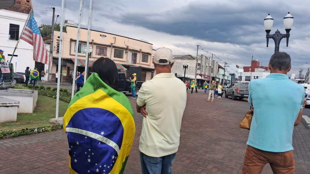 Manifestantes pedem respeito à Constituição em ato no Vale do Iguaçu