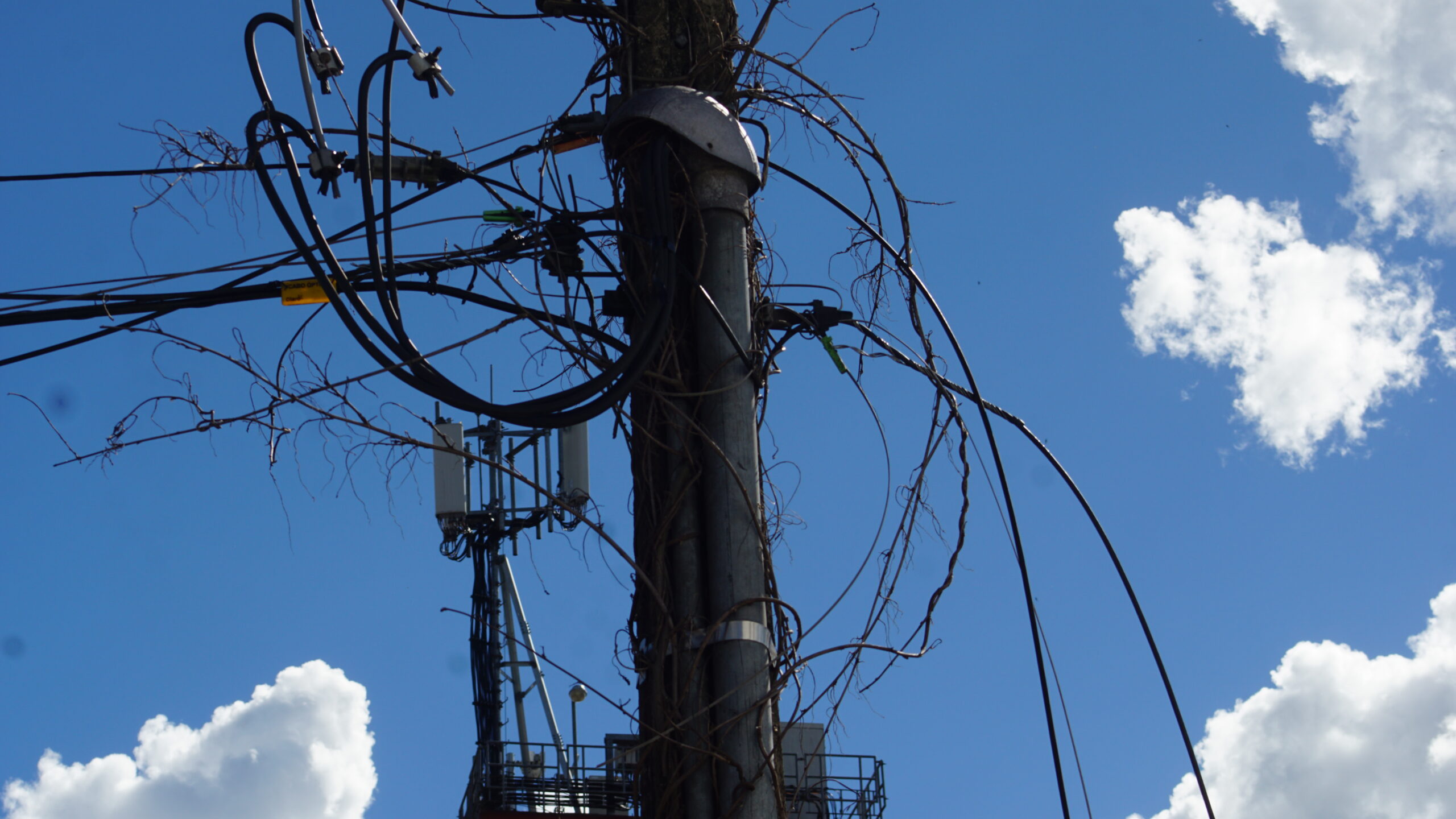 Cabos e fios soltos nos postes exigem responsabilidade compartilhada