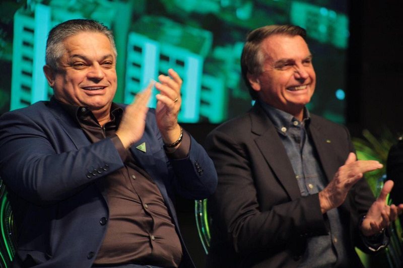 COLUNA PELO ESTADO: Carlos Bolsonaro procura apoio de João Rodrigues
